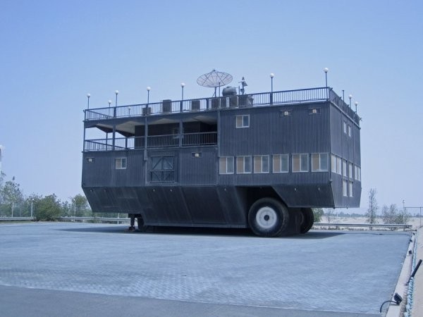 Bộ sưu tập xe của vị tỉ phú này cũng có cả chiếc Caravan Bedouin lớn nhất thế giới. Chiếc xe có hình dạng giống như một pháo đài kiên cố.